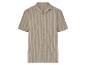 Une chemise beige à manches courtes avec des rayures verticales.