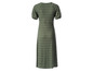 Une robe verte à manches courtes et cintrée à la taille.