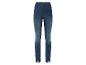 Jeans skinny bleu foncé avec des fentes en bas.