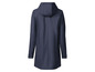 Un imperméable bleu marine à capuche.