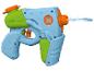 Pistolet à eau bleu et vert avec des accents orange, tirant un jet d'eau.