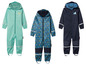 Trois combinaisons imperméables pour enfants de couleurs et d'imprimés différents : bleu avec des vélos, vert et bleu foncé.