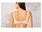 Un haut de bikini blanc avec des bretelles larges.