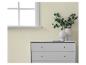 Papier peint beige clair avec une commode blanche et une plante verte dans un vase.