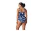 Femme en maillot de bain une pièce bleu et blanc à motifs, vue de dos.