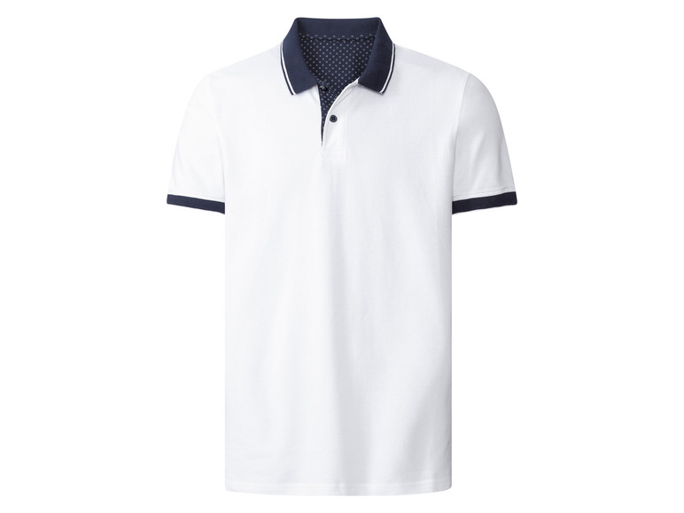 Polo blanc avec des détails bleus.