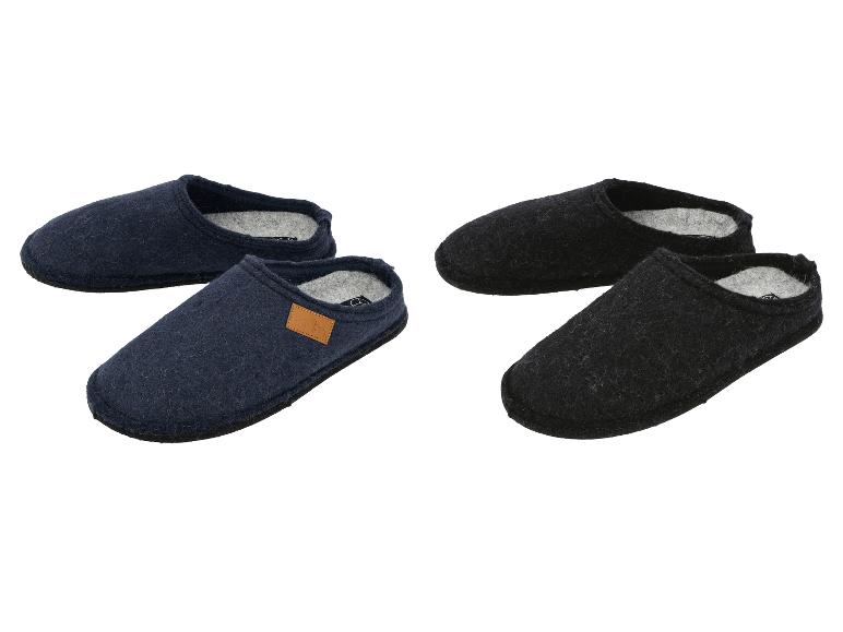Deux paires de chaussons en feutre : bleu foncé et noir, avec une doublure claire.