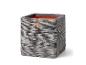Jardinière carrée en plastique gris avec texture ondulée et intérieur orange.