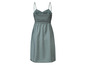 Une robe verte à bretelles fines.