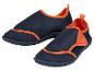 Une paire de chaussures d'eau bleu marine et orange.