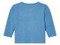 Un t-shirt à manches longues bleu clair pour bébé.