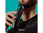 Un homme utilise une tondeuse à barbe Braun.