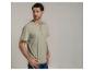 Homme en t-shirt Henley à manches courtes kaki et jean bleu.