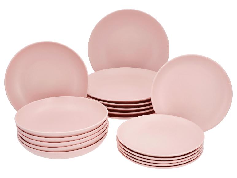 Service de table en céramique rose mat, comprenant des assiettes plates et des bols empilés.
