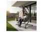 Couple se relaxant dans un fauteuil suspendu œuf de jardin avec coussins gris sur une terrasse moderne.