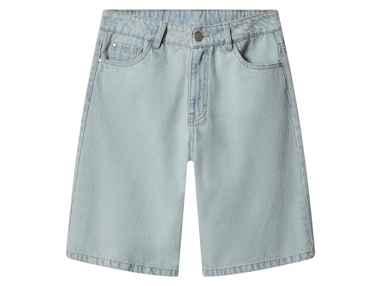 Short en jean bleu clair avec poches et fermeture boutonnée