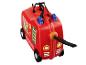 Une valise rouge en forme de camion de pompiers pour enfants.
