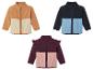Trois vestes en polaire pour enfants dans différentes couleurs et styles.