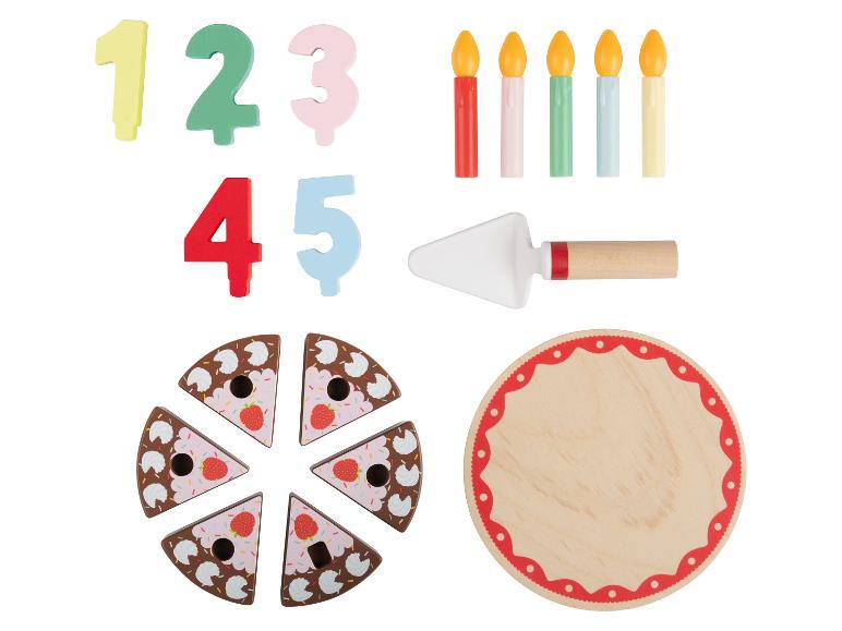 Jeu de gâteau d'anniversaire en bois avec des nombres, des bougies et des accessoires.