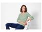 Haut à boutons et jeans : vêtements mode pour femmes.