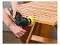 Une main utilisant une ponceuse Parkside pour poncer une table en bois.