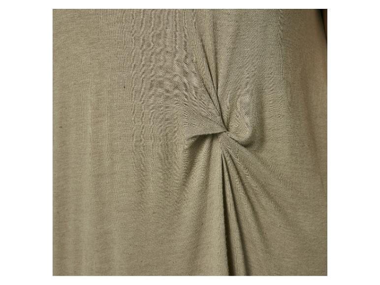 Détail d'un tissu vert olive, montrant une texture douce et un drapé élégant.