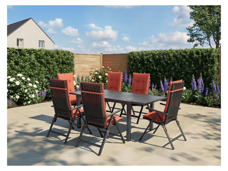 Ensemble de mobilier de jardin avec six chaises et une table sur une terrasse.