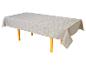 Table avec nappe grise à motif géométrique.