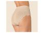 Femme en culotte taille haute beige, avec détails côtelés et de compression.