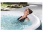 Spa gonflable : détente dans un jacuzzi extérieur.