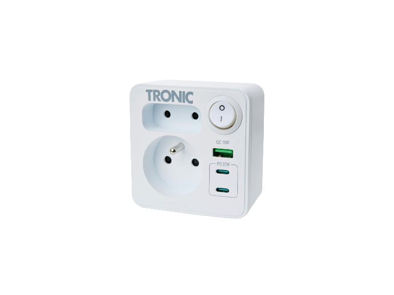 Prise murale blanche avec trois prises, dont USB-A et deux ports USB-C, et un interrupteur marche/arrêt.