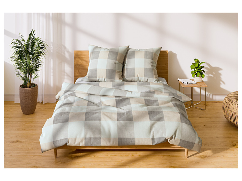 Un lit avec une couette et des oreillers rayés