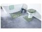 Tapis de salle de bain et abattant de toilettes en gris-vert.