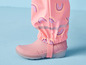 Bottes de pluie roses avec un pantalon à motif arc-en-ciel.