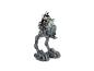 Figurine de guerrier de l'espace sur un marcheur avec une petite créature verte.