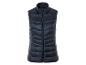 Une veste en duvet bleu foncé
