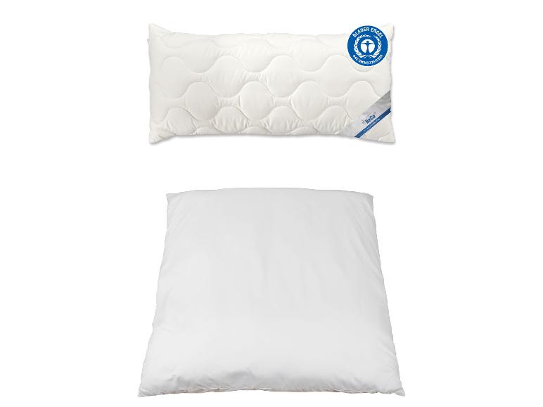 Deux oreillers blancs, un matelassé avec étiquette Blauer Engel, l'autre uni.