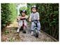 Deux enfants sur des draisiennes Hudora avec des casques.