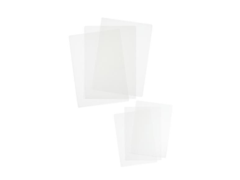 Deux piles de feuilles de plastique transparentes, idéales pour le bureau ou les loisirs créatifs.