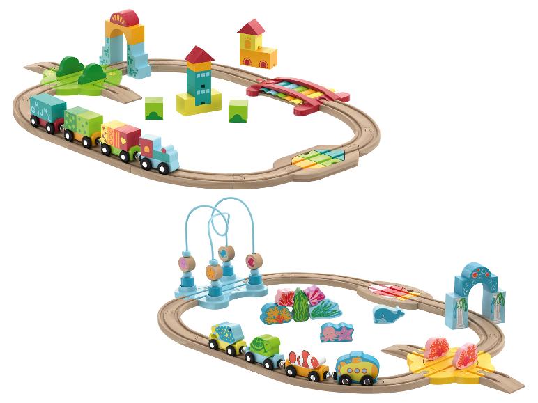 Deux ensembles de trains en bois, l'un sur le thème terrestre et l'autre sur le thème marin.