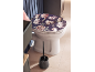 Abattant de toilettes à motif floral foncé avec brosse de toilettes assortie.