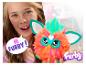 Fille tenant un Furby coloré avec une bulle de dialogue „Hé Furby!“ et le logo Furby.