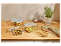 Boîtes de conservation en verre avec salade, crudités et olives.