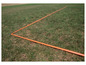Une ligne orange sur un champ d'herbe.