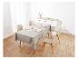 Une nappe gris clair à motif géométrique sur une table de salle à manger.