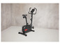 Un vélo d'appartement noir avec un écran digital.