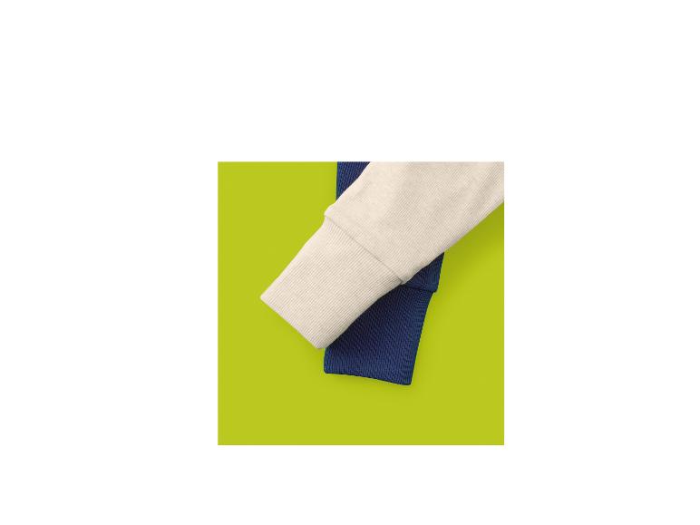 Deux manches en tissu côtelé, une crème et une bleu marine, sur fond vert lime.