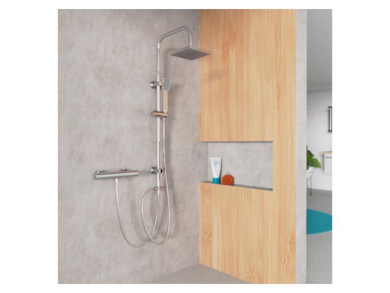 Système de douche avec mitigeur thermostatique et revêtement en bois dans une salle de bain