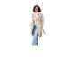 Femme en trench-coat beige, chemise bleu clair et jean