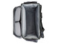 Un sac de voyage gris ouvert avec plusieurs compartiments.